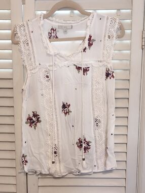 Pale Sky White Floral Embroidered Lace-Trim Camisole